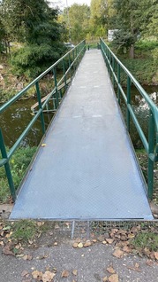 Fußgängerbrücken - neue Blätter