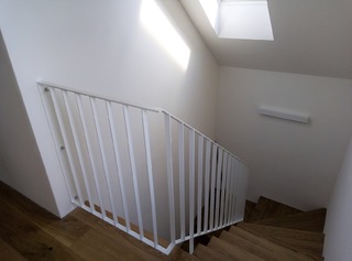 Geländer aus Streifen, Komaxit