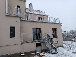 Geländer und Steckdosen zwischen vorhandenen Pfosten, feuerverzinkt