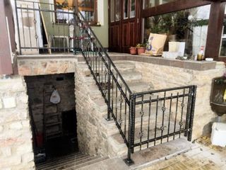 Geländer und Steckdosen zwischen vorhandenen Pfosten, feuerverzinkt