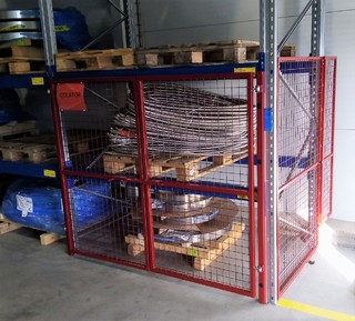 Konstruktion mit Gitter, Sicherung des Regals