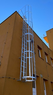 Leiter mit Schutzkorb und Ausstiegsplattform, rutschfeste Sprossen, feuerverzinkt