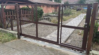 Selbsttragendes Tor mit Tor, geschweißter Gitterfüllung, Zink und Farbe