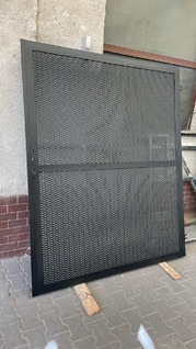 Tor mit Streckmetall, Zink und Farbe