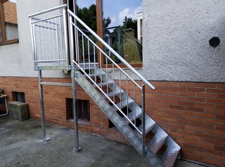 Treppe mit Podest und Geländer, Trittstufen aus gelochtem Antirutschblech, feuerverzinkt