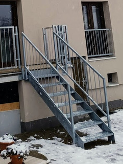 Treppen mit Geländer und Trittstufen aus Lochblech, feuerverzinkt