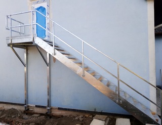 Treppen mit Podest, Metallstufen, Geländer, Feuerverzinkung