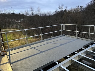 Konstruktion der Erweiterung, Stahlprofile in Farbe, „Metsec“-Profile aus Zn-Blech, Tropfenbleche aus verzinktem Stahl, Handläufe aus feuerverzinktem Stahl