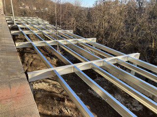 Konstruktion der Erweiterung, farbige Stahlprofile, „Metsec“-Profile aus Zn-Blech