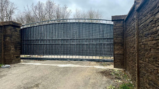 Selbsttragendes Tor als Gitter + 3D-Blech, Zink, schwarz matt und patiniert