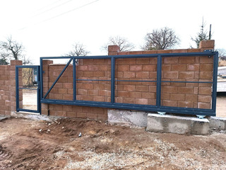 Selbsttragendes Tor und Tor (für Holzfüllung), Feuerverzinkung und Farbe