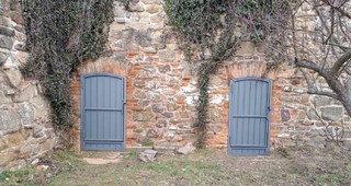 Tür als Gitter mit Blech, schmiedefarben