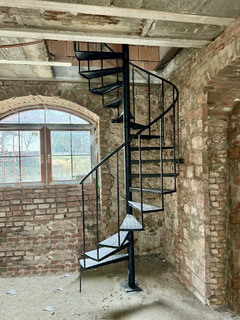 Wendeltreppe, schwarze Matte und Patina