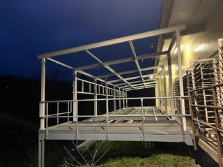 Konstruktion der Erweiterung, farbige Stahlprofile, „Metsec“-Profile aus Zn-Blech, Blechboden und Handlauf aus heißem Zink M