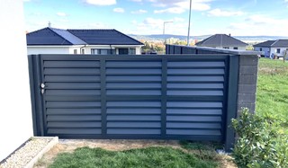 Einflügeliges verzinktes Tor, Aluminiumlamellen und anthrazitfarbene Füllung