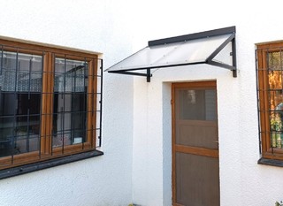 Struktur aus Aluminium, mattschwarz und Polycarbonat