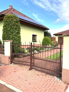 Tor aus glatten Profilen wie „geschmiedet“, Zink und Farbe