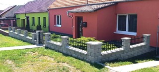 Tor und Feld „geschmiedet“ aus glatten Profilen, Zink, Farbe und Patina