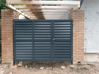 Tor – verzinkte Konstruktion, Lamellen aus Aluminium und Anthrazit