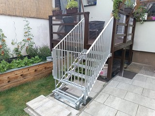 Treppe (für Holzstufen) mit Geländer und Tor, feuerverzinkt