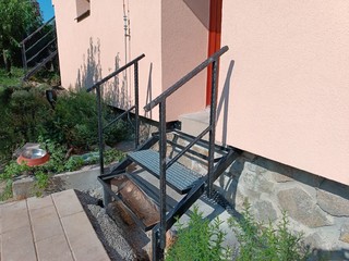 Treppen mit Balustraden und Geländer, „geschmiedete“ Profile, Zink, Farbe und Patina