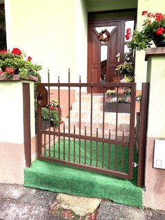 Ziel aus glatten Profilen wie „geschmiedet“, Zink und Farbe