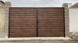 Zweiflügeliges Tor verzinkt und lackiert, Füllung „Blech wie Holz“.