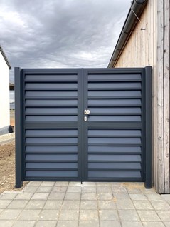 verzinktes Einflügeltor, Lamellenfüllung aus Zn-Blech und Anthrazit