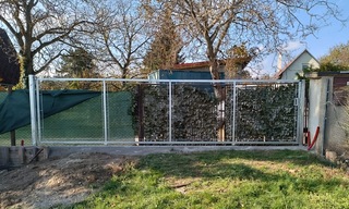 verzinktes Schiebetor auf Gitterschiene