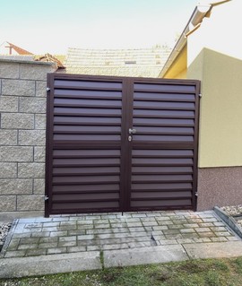 zweiflügeliges Tor, Lamellenfüllung, Zink und Farbe