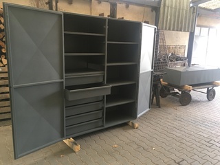 Skříň plechová, barva.