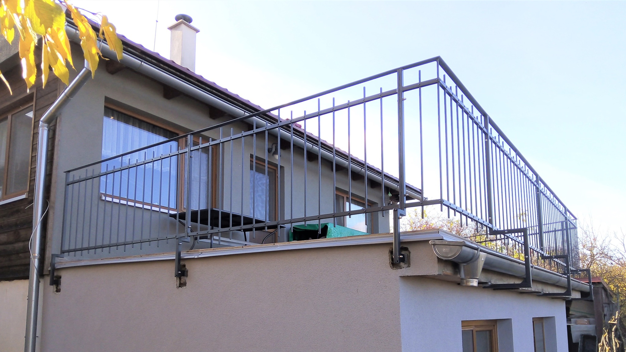 zábradlí z hladkých profilů, madlo „kované“, zinek a barva