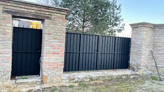 brána a branka, konstrukce žárový zinek, pozinkovaný plech a barva